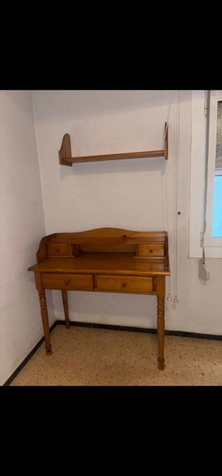 Escritorio de pino con estantería