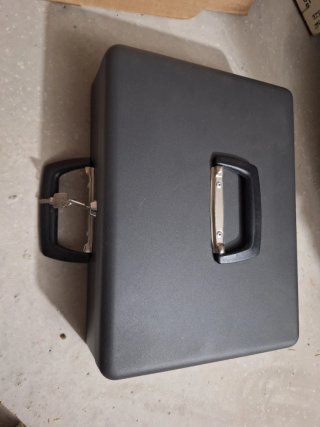 Caja de caudales metálica con compartimentos