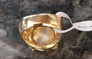 Anel Dourado com Pedra Grande e Cristais