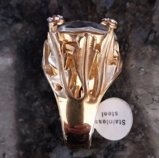 Anel Dourado com Pedra Grande e Cristais