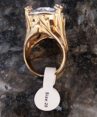 Anel Dourado com Pedra Grande e Cristais