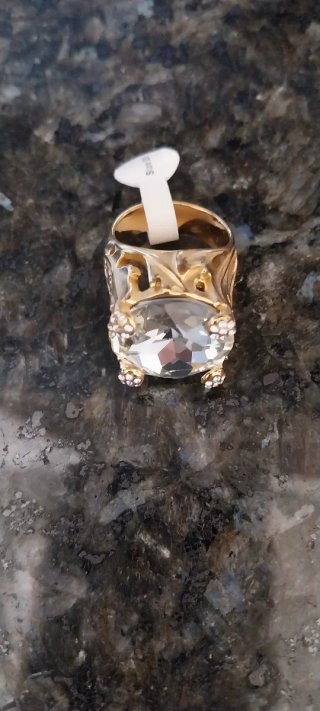 Anel Dourado com Pedra Grande e Cristais