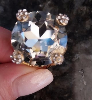 Anel Dourado com Pedra Grande e Cristais