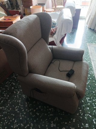 Sillón orejero con motor de elevación