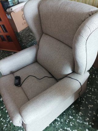 Sillón orejero con motor de elevación