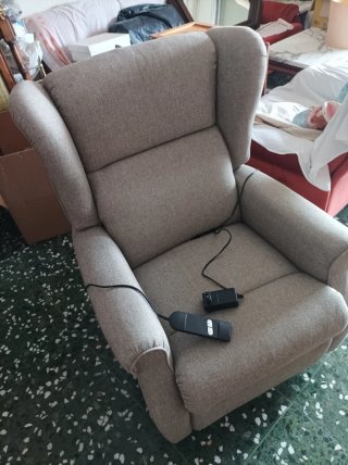 Sillón orejero con motor de elevación