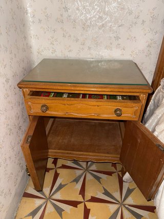Mesita de noche de madera con tapa de cristal