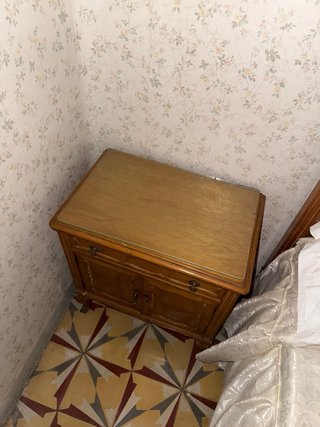 Mesita de noche de madera con tapa de cristal