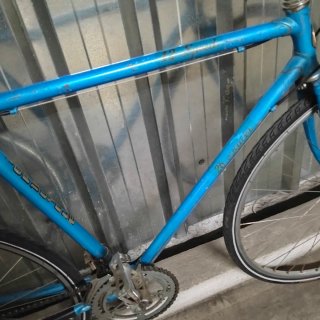 Bicicleta de carretera azul