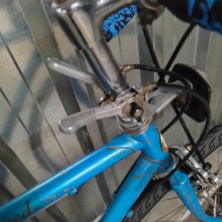 Bicicleta de carretera azul