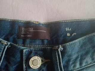 Pantalón corto vaquero desgastado
