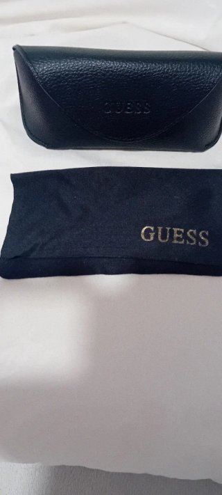 Gafas de sol Guess negras cristales morados