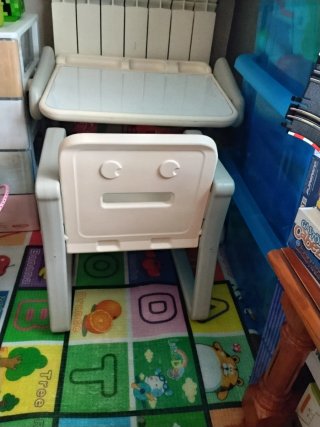 Pupitre y silla infantil gris