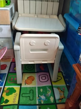 Pupitre y silla infantil gris
