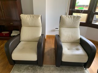 Sofá de piel beige y marrón