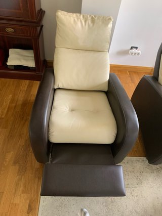 Sofá de piel beige y marrón