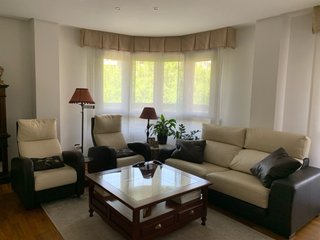 Sofá de piel beige y marrón