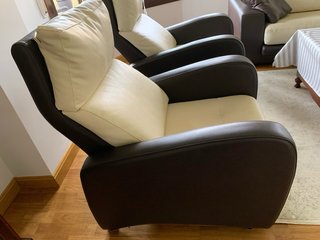Sofá de piel beige y marrón