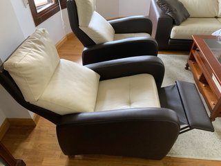 Sofá de piel beige y marrón