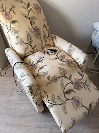 Sillón eléctrico con funda puesta.