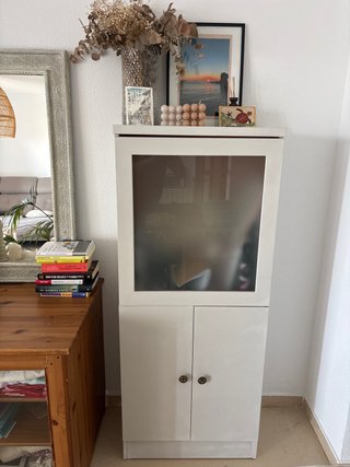 Mueble de salón madera y cristal.