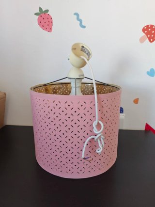 Lámpara rosa de tela y plástico