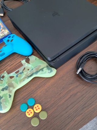 PS4 Slim 1TB Negra + Accesorios