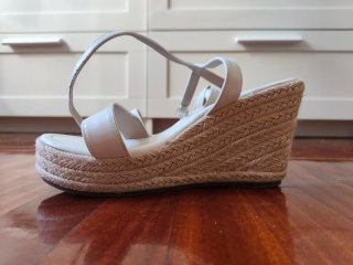 Sandalias cuña esparto beige y blancas