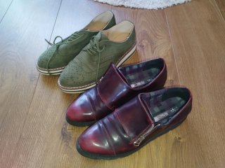 Zapatos verdes y granate