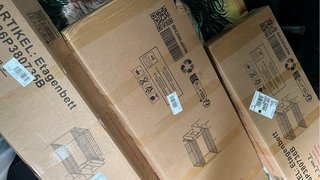 Cama litera con escritorio y estantes