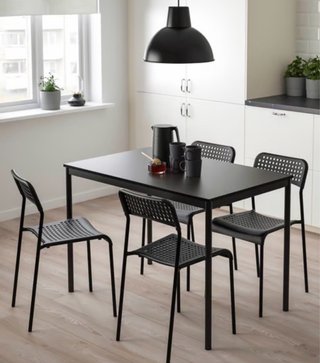 Mesa y 4 Sillas Negras