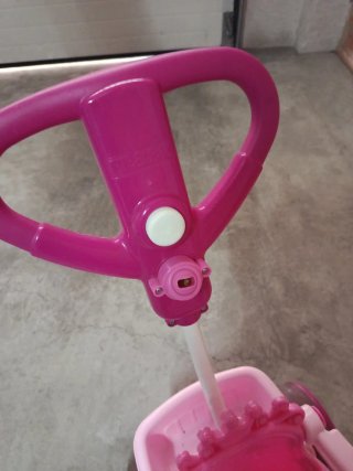 Triciclo infantil rosa con empujador