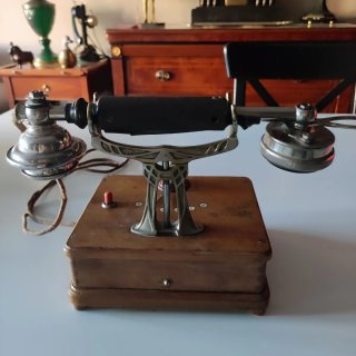 Antiguo teléfono estilo modernista 1910