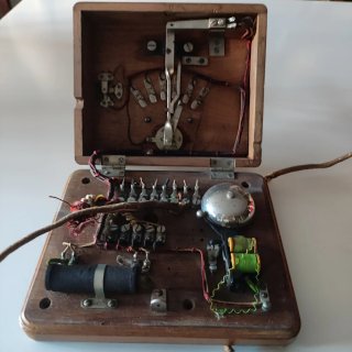 Antiguo teléfono estilo modernista 1910