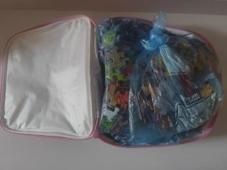 Mochila Hello Kitty floral y 7 puzzles.