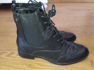 Botines negros con cordones