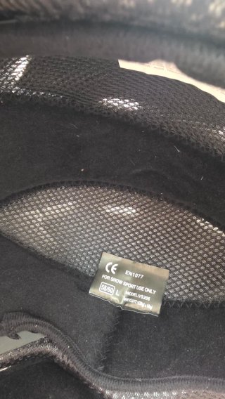 Casco de esquí para adultos.