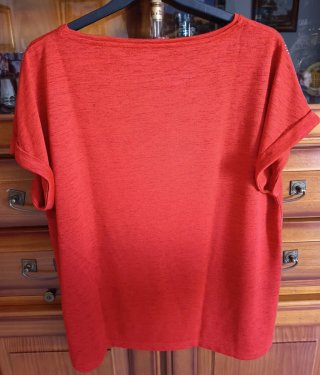 Camiseta mujer roja con pedrería