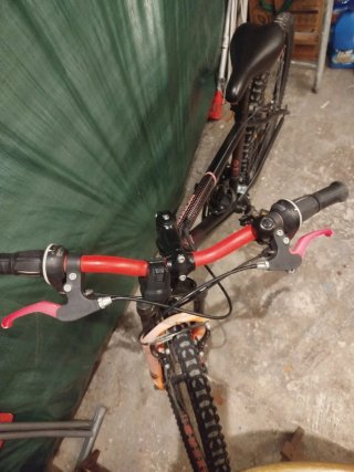 Bicicleta de montaña negra