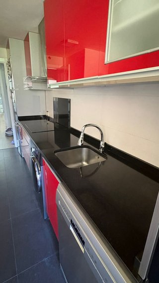 Encimera de granito y muebles de cocina