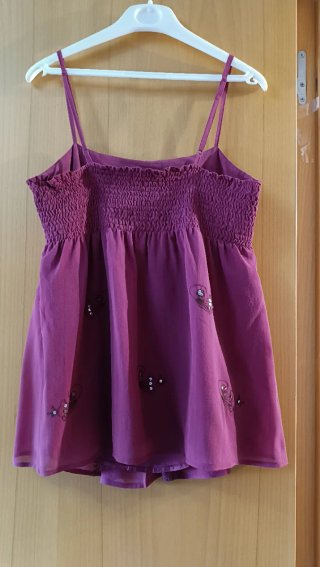Camiseta morada con lentejuelas