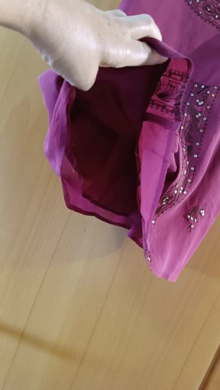 Camiseta morada con lentejuelas