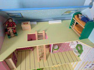 Casa de muñecas de madera con muebles y muñecas