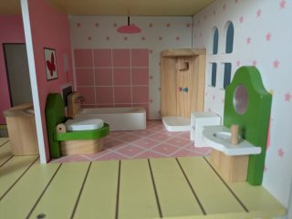 Casa de muñecas de madera con muebles y muñecas
