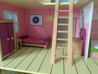 Casa de muñecas de madera con muebles y muñecas