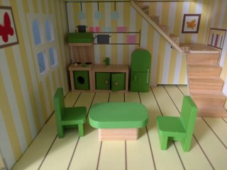 Casa de muñecas de madera con muebles y muñecas