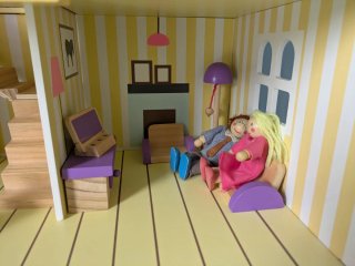 Casa de muñecas de madera con muebles y muñecas