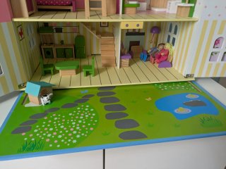 Casa de muñecas de madera con muebles y muñecas