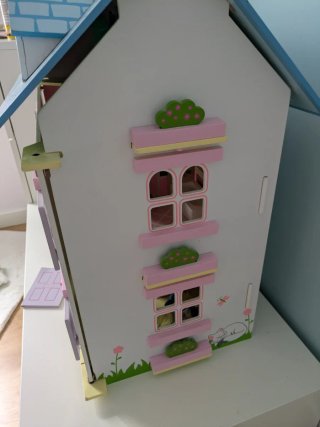 Casa de muñecas de madera con muebles y muñecas