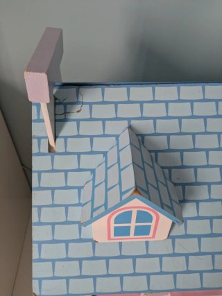 Casa de muñecas de madera con muebles y muñecas